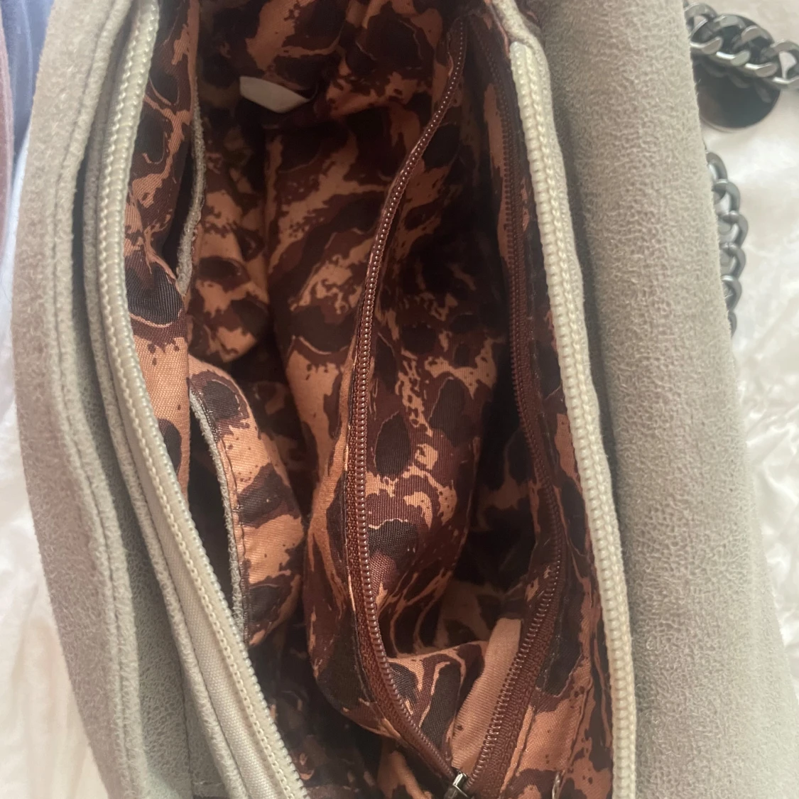 Grå axelväska med kedja och leopardfoder - 2