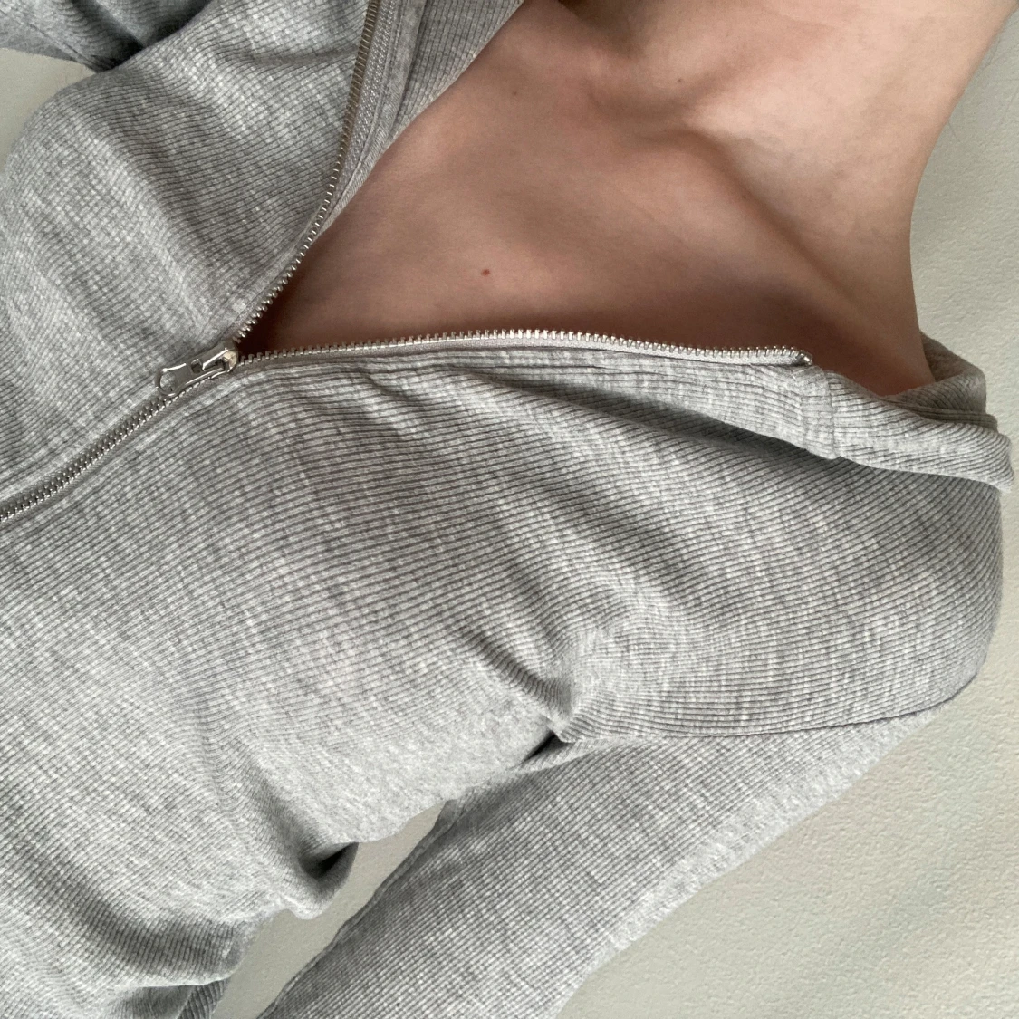 Grå ribbad zip hoodie - 2