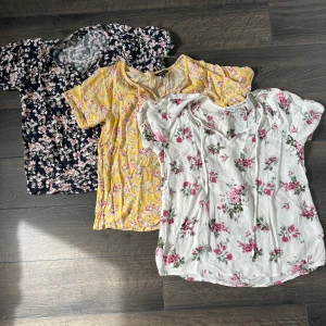 3 blommiga blusar i olika färger - Knappt använda. Mycket fint skick! Storlek S 