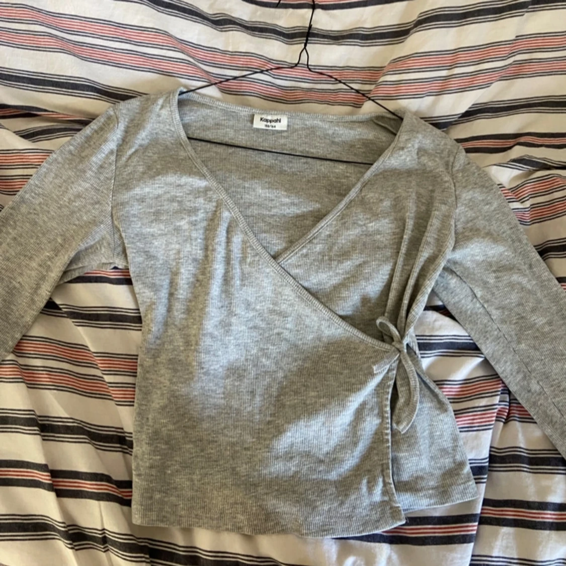 Grå omlottopp från Kappahl