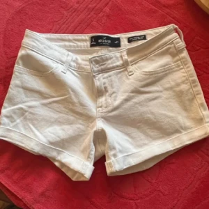 hollister shorts - så snygga shorts från hollister! de e endast prövade och säljer de då de var lite för stora för mig. ❤️