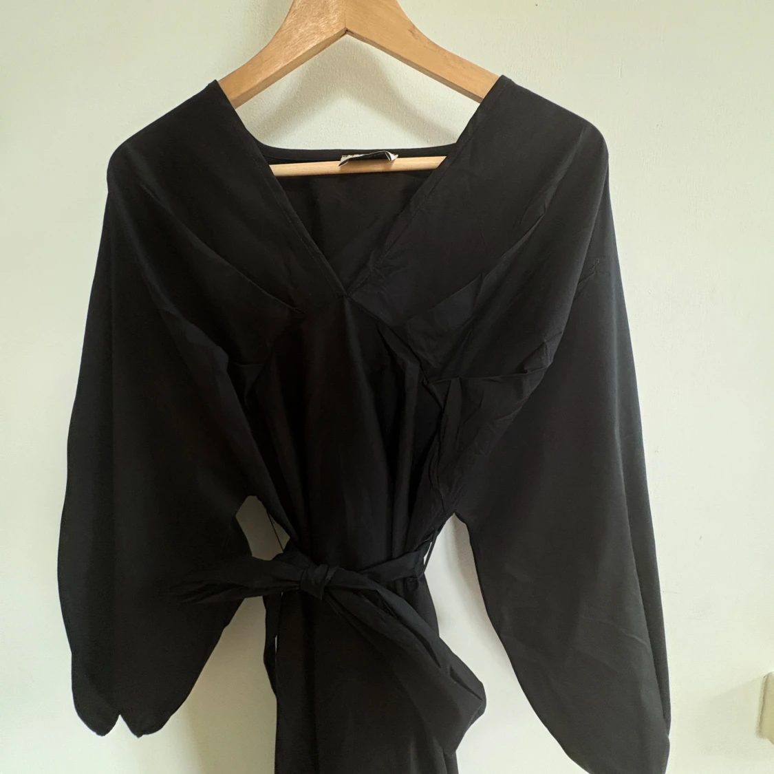 Dixie Milan Svart omlottklänning