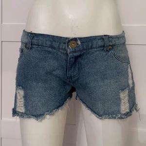 Lowwaist jeansshorts  - 💘Midjemått: 88 💘Grenmått: 22  Storlekslappen är borta, men skulle säga M/L💘  Säljer massvis med fler lågmidjade bootcut jeans och lågmidjade jeansshorts! Så kika in min profil💘 