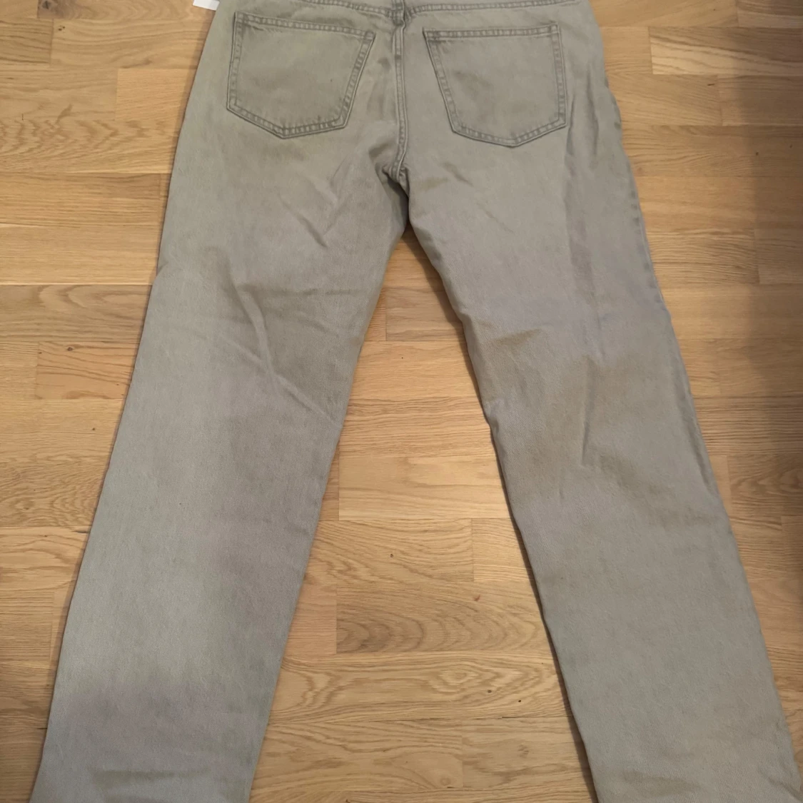 Ljusgrå low straight jeans stl 42 - 1