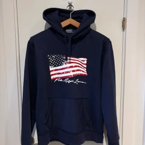 Ralph Lauren Hoodie - Säljer denna sjukt snygga Polo Ralph Lauren Hoodie i storlek M. Bra skick och inga defekter! Nypris 2200 | Mitt pris 899. Vid frågor och funderingar är det bara att höra av sig:)