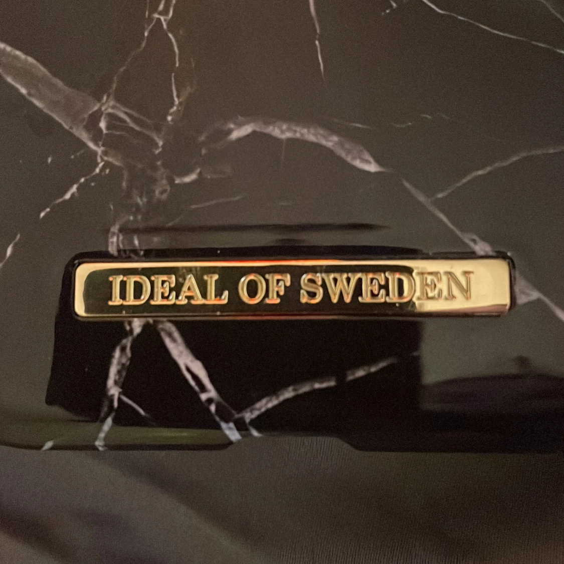 Mobilskal i svart vitt med marmor mönster och med fina guld detaljer på - 2