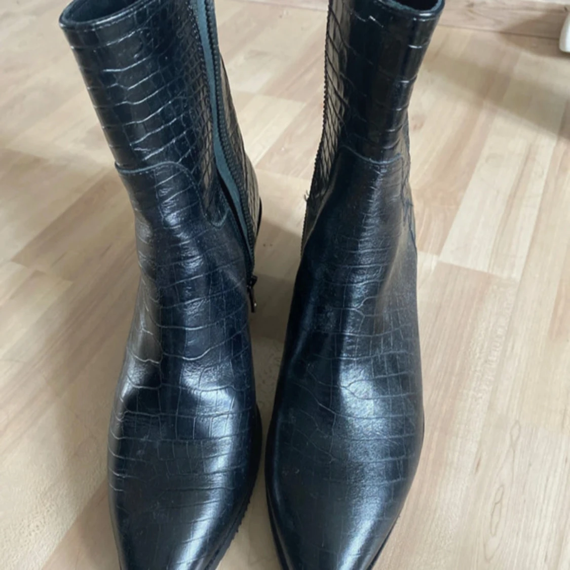 Svarta boots med krokopräglat mönster