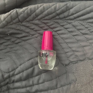 NG Nail Prep & Primer/Base Gel duo - Säljer ett kit med NG Nail Prep (15 ml) i genomskinlig flaska med rosa lock och NG LED/UV Primer/Base Gel (15 gr) i silvrig burk. Har använt dessa till 2 sets, så de är ganska nya. Säljer dessa för 100 kr tillsammans. 