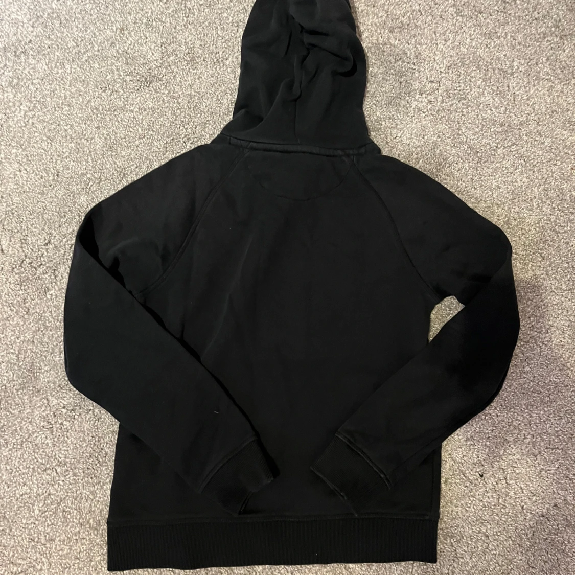 Svart hoodie från Gant med huva - 1