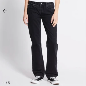 Svarta jeans - Säljer ett par svarta jeans som har raka ben som går ut lite nertill för en bootcut-look. Jeansen har normal passform. Perfekta till sneakers eller boots. Skriv för fler bilder💗💗