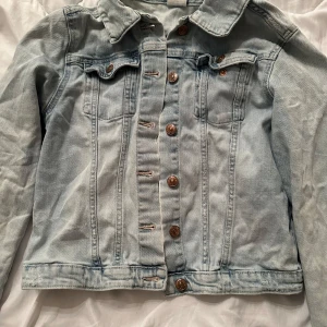 Ljusblå jeansjacka med bronsknappar - Ljusblå jeansjacka 