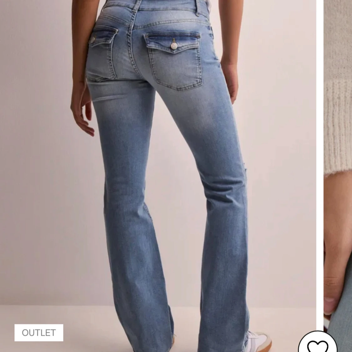 Bootcut ljusblå jeans med slitningar - 2