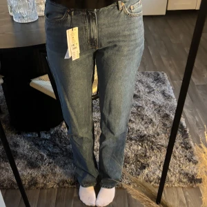 Low straight jeans i midnight blue - Säljer ett par low straight jeans i färgen midnight blue från Gina! Har aldrig kommit till användning och har prislappen kvar, strl 38💙