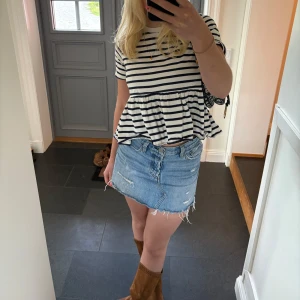 Jeanskjol Levis - Jeanskjol från Levis. Säljer då den tyvärr inte passar längre. Stl 26 i midjan, skulle säga att den är en S. 