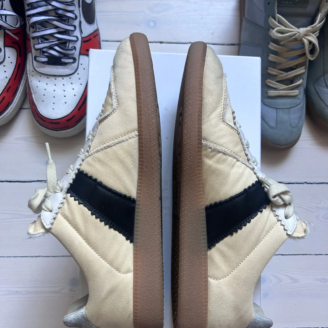 Maison Margiela sneakers med svart detalj - 2