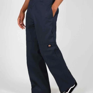 Svarta Dickies loose fit byxor - Säljer ett par svarta Dickies byxor i loose fit med raka ben och klassisk logga på benet. Byxorna har fickor fram och bak, är tillverkade i slitstark bomull och har en enkel, clean look som funkar till streetwear. Perfekta om du gillar avslappnad stil.