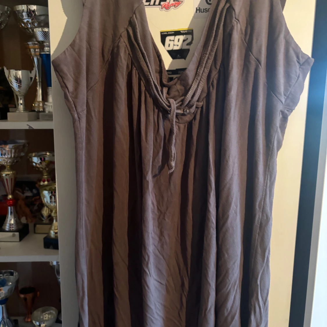 Brun kortklänning från Blitzza