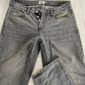 Grå jeansbyxor från 157, storlek S - Säljer mina gråa jeans ifrån lager157 i modellen icon då dem inte passar. Byxorna är i storlek S och har knappar istället för gylf. De är låg/medelhöga i midjan. Använda få tal gånger men inga defekter alls! Prisförslag och frågor är bara att skicka i meddelande så svarar jag så fort jag ser💕