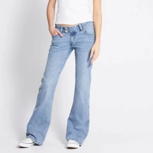 Ljusblå bootcut jeans med broderi - Snygga ljusblå low waist jeans med bootcut passform och snygga brodering på bakfickorna. I storlek Xxs tall från Lager 157. Aldrig använda då jag råkade köpa tall istället för short och jag hann ta bort lapparna. Köpte dessa för 400 kr