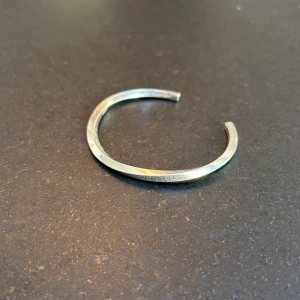 Efva Attling armband  - https://www.efvaattling.com/sv/p/strength-kindness-slim-cuff-silver/?srsltid=AfmBOoqU77iYfdJXuW5RYOzIugActzy192eyJgE4kqSPD_csl_SLvwqS nypris 3600kr , storlek S. Slutsåld överallt. Rent silver. OM PRODUKTEN Silvercuff i vridet återvunnet sterlingsilver med orden ”strength och kindness” ingraverade.  Material: 3.0 x 3.0 mm