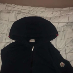 Moncler hoodie - Hej säljer min sköna moncler hoodie som är i bra skick 10/10, nfc Scan på armen och insidan!