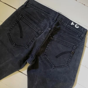 Dondup George - Säljer ett par stilrena Dondup George jeans i svart denim.  ✔️ Svart tvätt ✔️ Slim fit / rak passform ✔️ Storlek: W31 ✔️ Väldigt sparsamt använda – inga fläckar, hål eller slitage ✔️ Mycket fint skick  📦 Nypris ca 3200 kr 💰 Pris 499kr (öppen för bud)