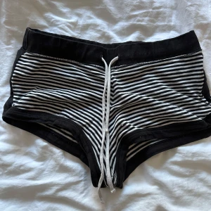 Pyjamas shorts  - Ett par lågmidjade korta vit svarta randiga pyjamas-shorts 
