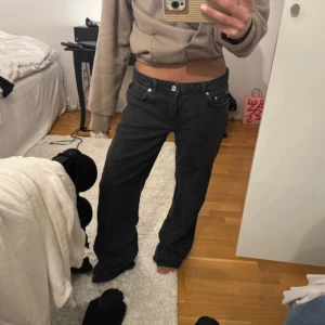 Svarta low waist jeans wide fit - Säljer ett par svarta jeans med låg midja och breda ben. De är lite slitna längst ned men de e så pass långa att man inte ser det när de sitter på