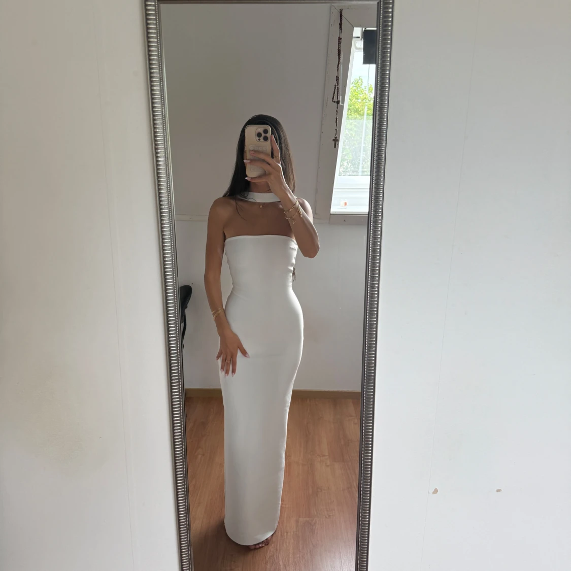 Vit axelbandslös långklänning