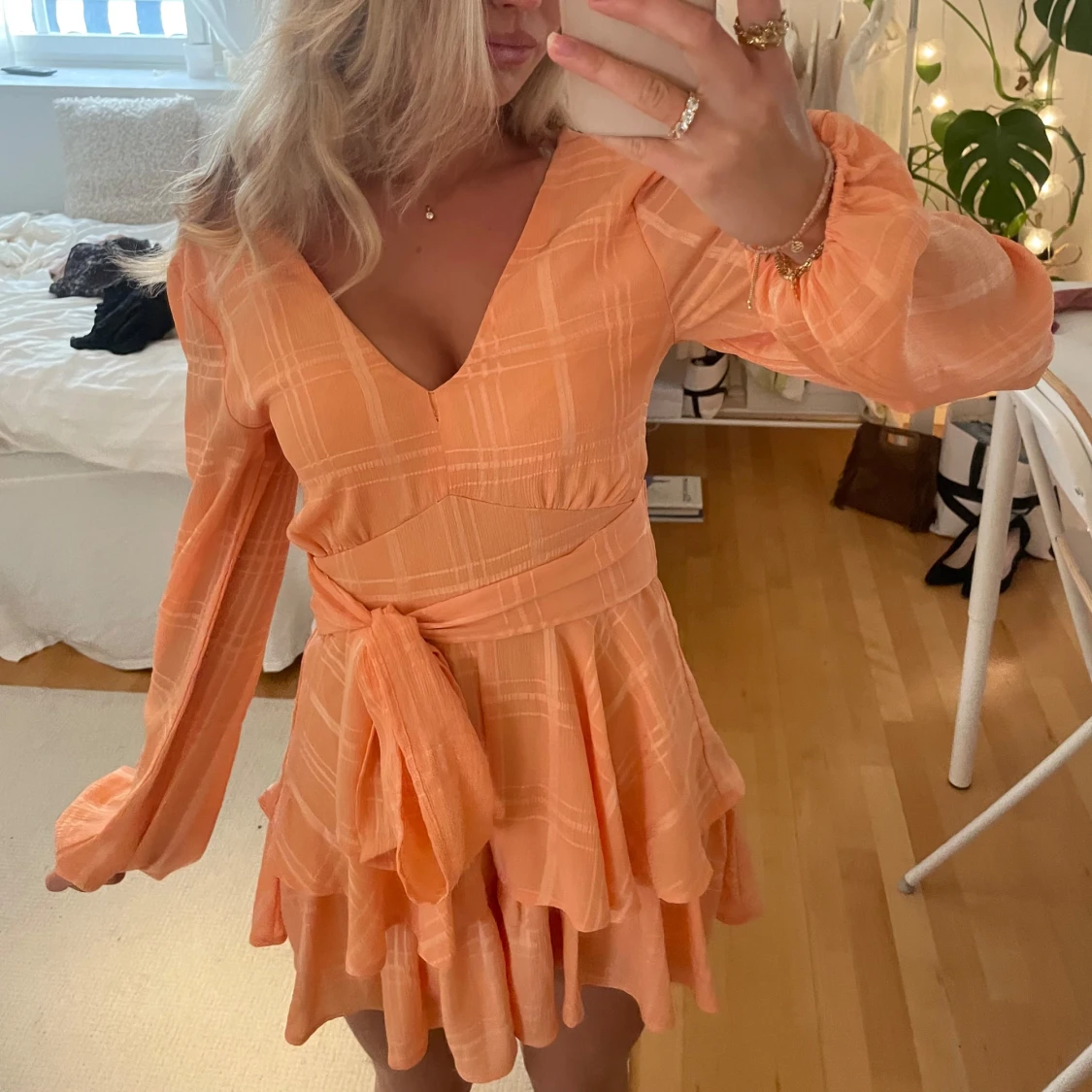 Persikofärgad kort omlottklänning