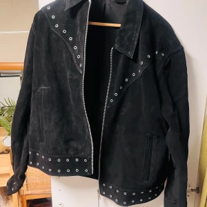 Mockajacka (Ny!) - Helt ny mockajacka. Cowboystil perfekt för sommaren. Oanvänd, alla lappar kvar. Köpt på Sturegallerian.