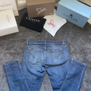 Blå jeans från Dondup - Snygga blå jeans från Dondup med slitna detaljer vid fickorna. Jeansen har raka ben och sitter slim fit (storlek 30-32)  tillverkade i mjukt bomullsjeans med bra stretch. Perfekta för sommar kvällar, Priset är inte inte spikat!! Så kom med bud eller frågor, MVH Lex😁