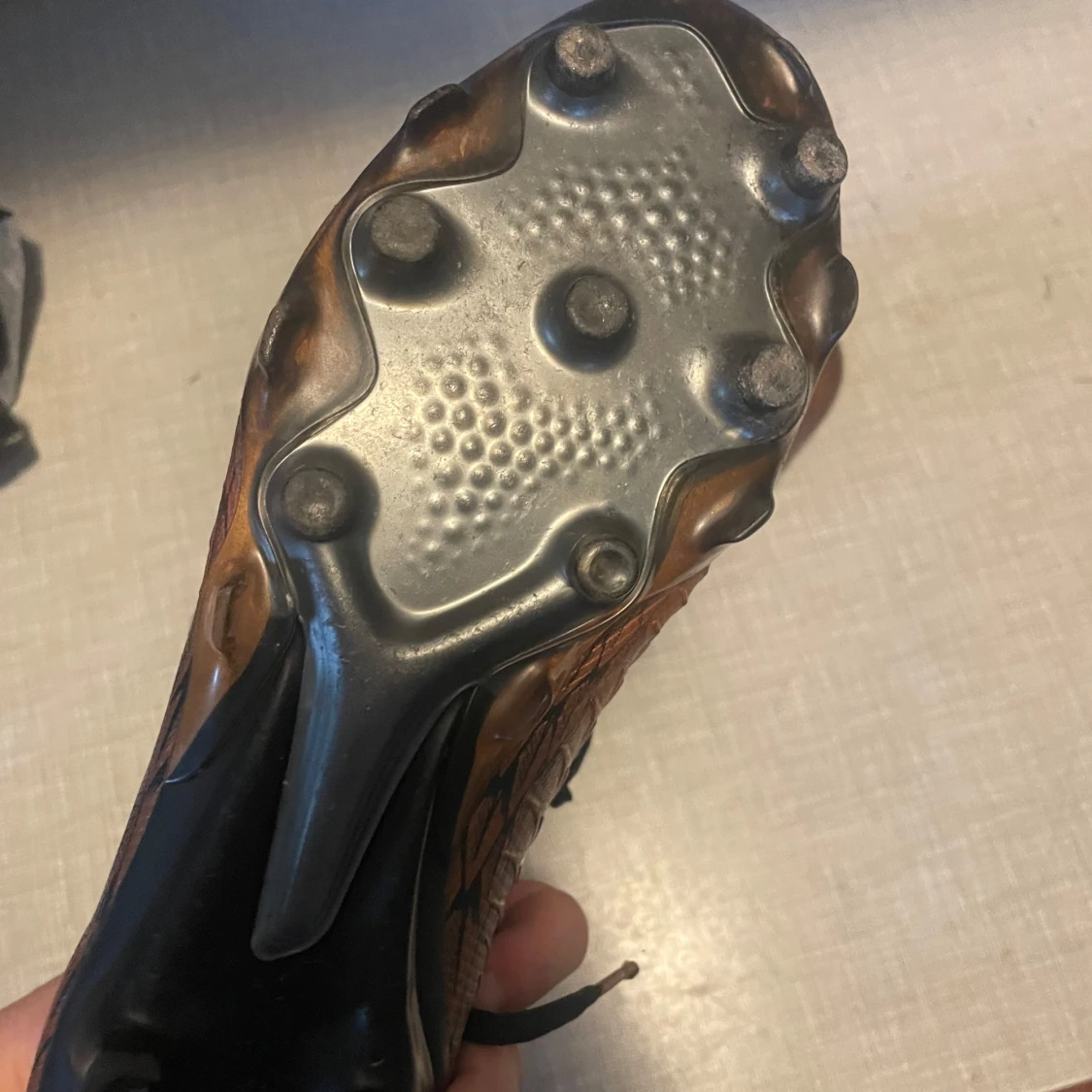 Bronsfärgade fotbollsskor med snörning - 2