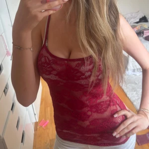 Röd spetsig linnetopp❤️❤️ - Så himla snyggt o coolt spetslinne😍😍❤️ aldrig använd, perfekt t fest 🥰