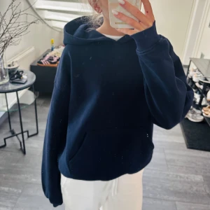 Navy hoodie  - Säljer en mörkblå/navy hoodie från grina tricot. Säljer då den är fel storlek för mig. Storlek s. Skriv vid frågor 💕
