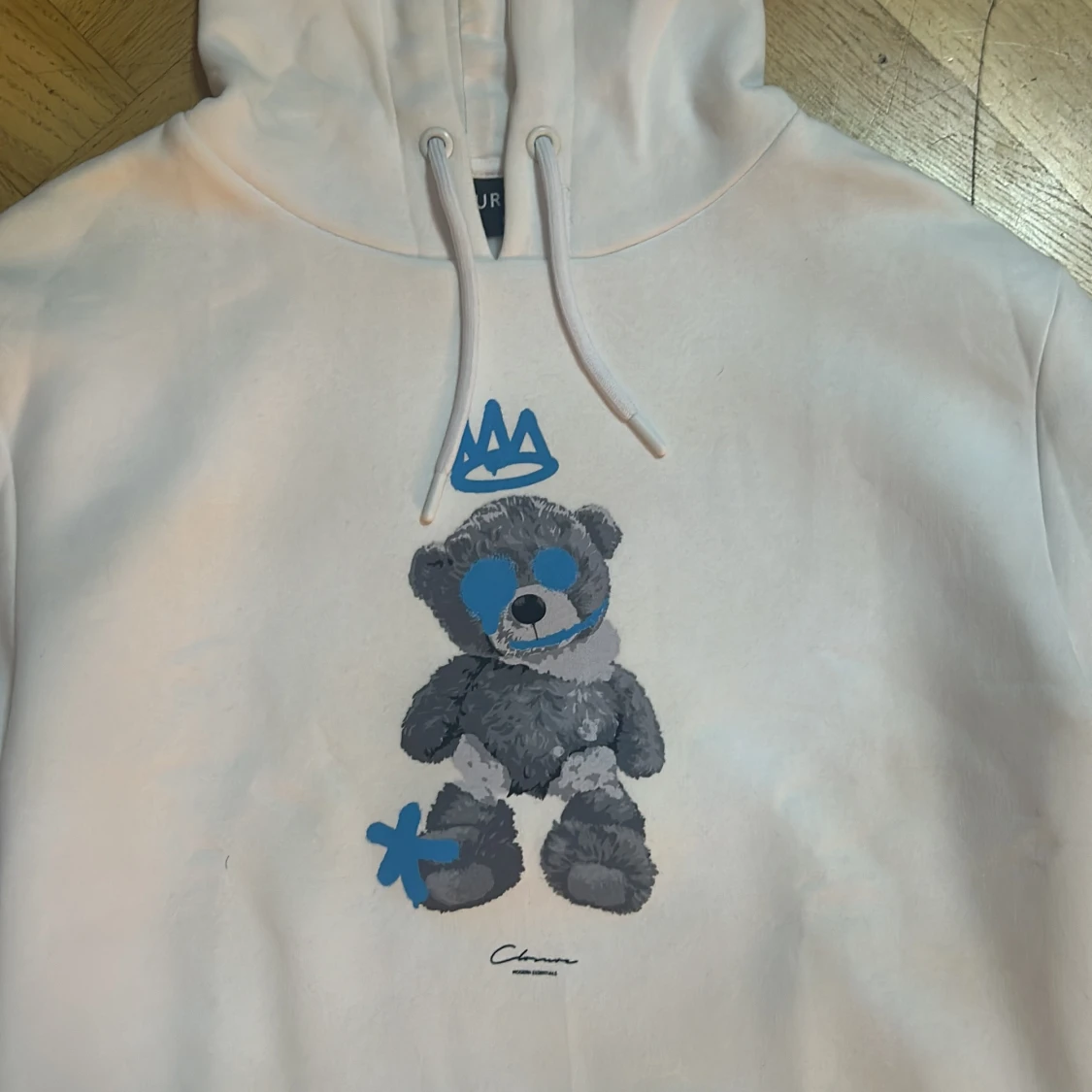 Vit hoodie med nalletryck från Closure