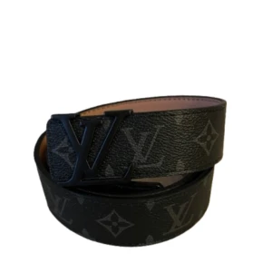 Louis Vuitton  Bälte - Snyggt svart bälte från Louis Vuitton med klassiskt monogrammönster. Bältet har inga defekter 