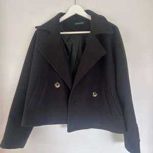 Kort kappa  - Säljer denna fina kappa från Missäy. Säljer då jag inte använder den längre. Osäker på vilken storlek det är men passar mig som vanligtvist bär storlek XS/S. Lite nopprig men annars i bra skick.