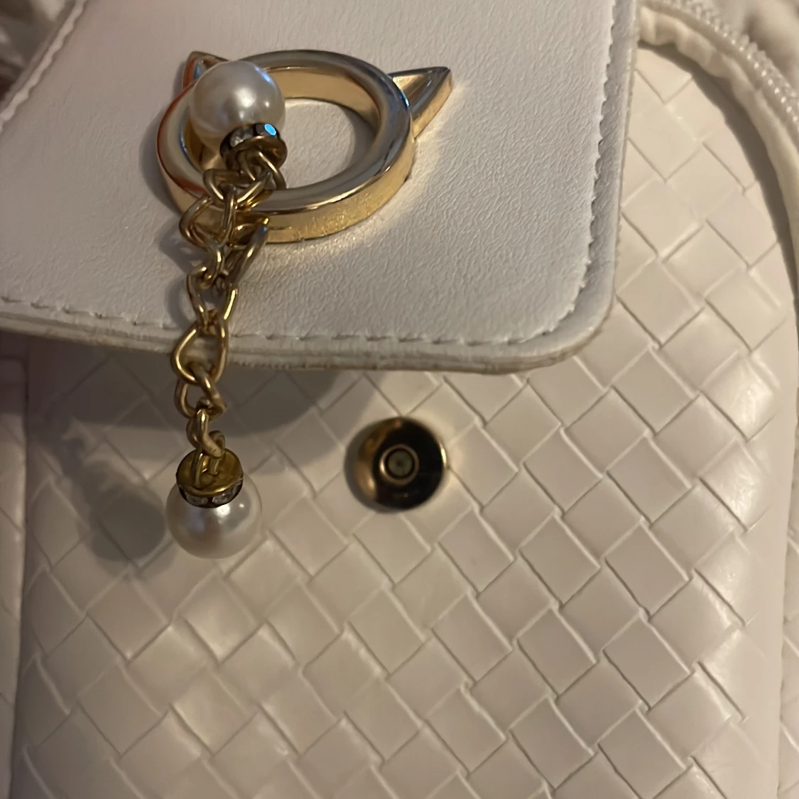 Vit axelväska med pärldetaljer - 1