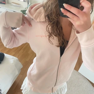 Ljusrosa hoodie från Sail racing - Säljer en fin ljusrosa zip hoodie med luva från sail racing,  nypris 1200. Kommer inte till så mycket användning🤍