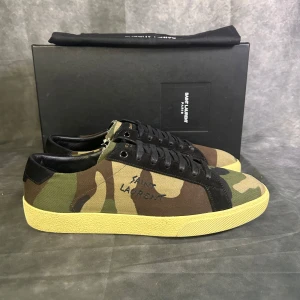 Saint Laurent camo courtclassic sneaker - Mycket fint skick, som nya | Size 43 men passar även 44 | fraktar spårbart inom 24 timmar |  för att köpa klicka ” köp nu” | vid frågor skriv ett meddelande | dustbag medföljer 