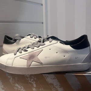 Golden goose skor - Helt nya golden goose i storlek 43, box och dustbag medföljer! Mvh Elliot 😊