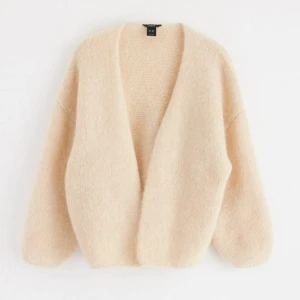 Lindex kofta beige - Säljer min fina Lindex kofta i färgen beige, har blivit lite grå i tvätten (skriv för bilder) men inget jättemärkbart! Storlek XS/S 💖💖