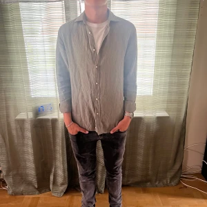 Grön linneskjorta från Bläck - Säljer en stilren grå skjorta från Bläck i linnematerial. Modellen är 185 och väger 75 kan nog även passa M. Skjorta är aldrig använd. Skriv vid frågor eller mera!