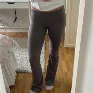 Grå bootcut byxor från Nelly - Snygga grå bootcut byxor från Nelly i mjukt och stretchigt material. De har hög midja och sitter tight upptill med utsvängda ben. Perfekta för en chill och trendig look. Passar lika bra till sneakers som till boots.