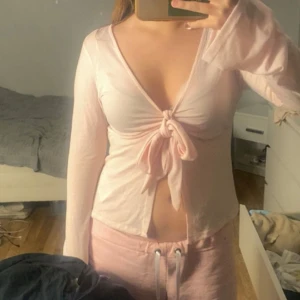 Ljusrosa omlottopp med knytte  - Använd fåtal gånger, bra skick. Kom privat för fler frågor eller bilder, priset diskuteras vid snabb affär (vill bara bli av med kläderna)💓💓