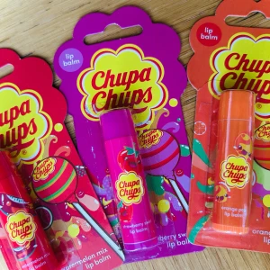 Chupa Chups lip balm set! - 3 stycken Chupa Chups lip balms ”Orange Pop”, ”Strawberry Swirl” & ”Watermelon Mix”. Obrutna förpackningar.