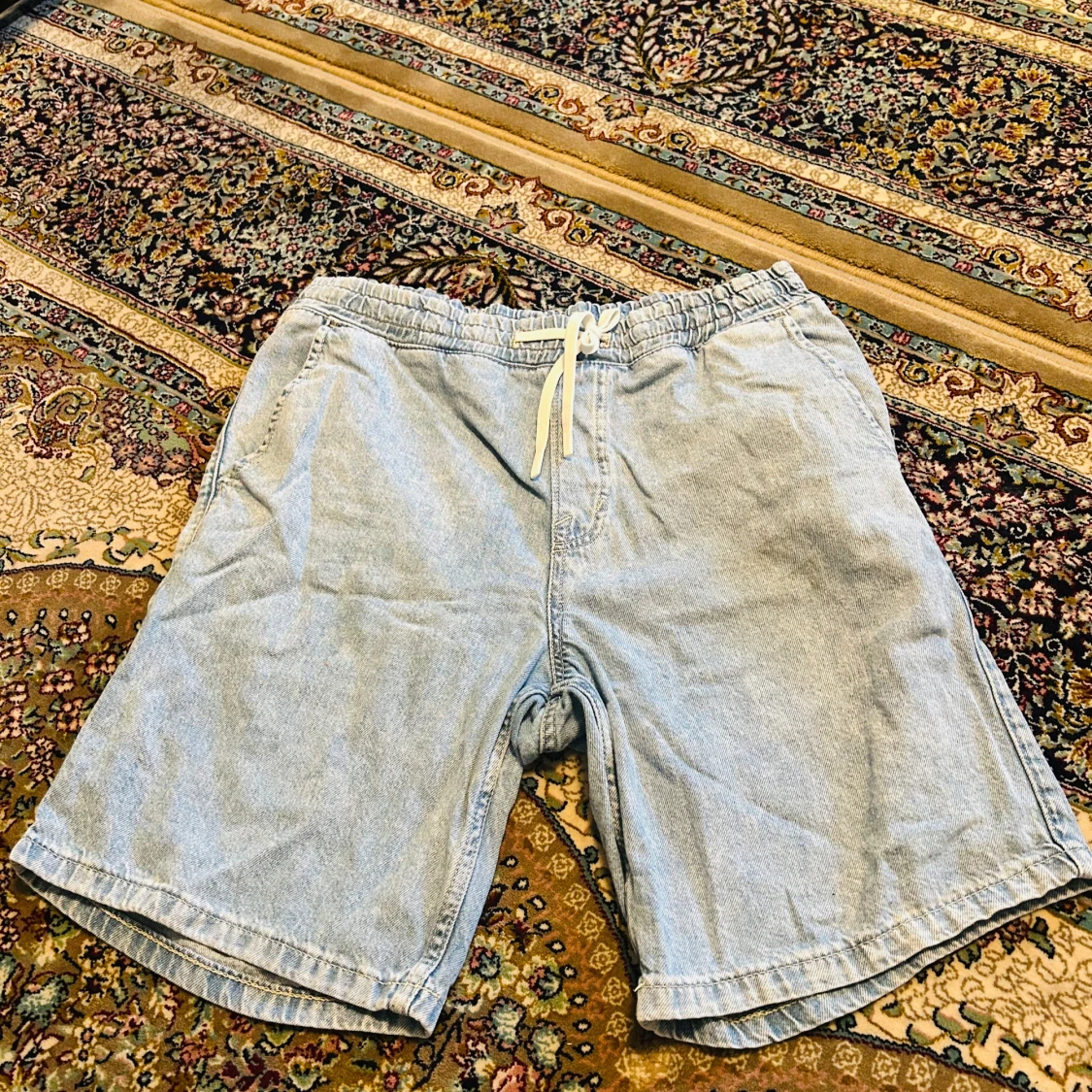 Ljusblå jeansshorts från H&M