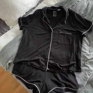 Pyjamas - Jätte snyggt pyjamas sett nytt utan lapp💕Köpte för ett tag sen men har aldrig använt det så därför säljer jag det❤️