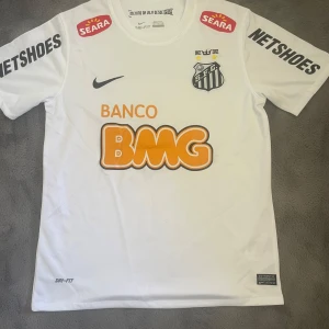 Neymar jr santos t-shirt - Säljer min Neymar jr Santos Tc home shirt i storlek M som är ny och helt oanvänd